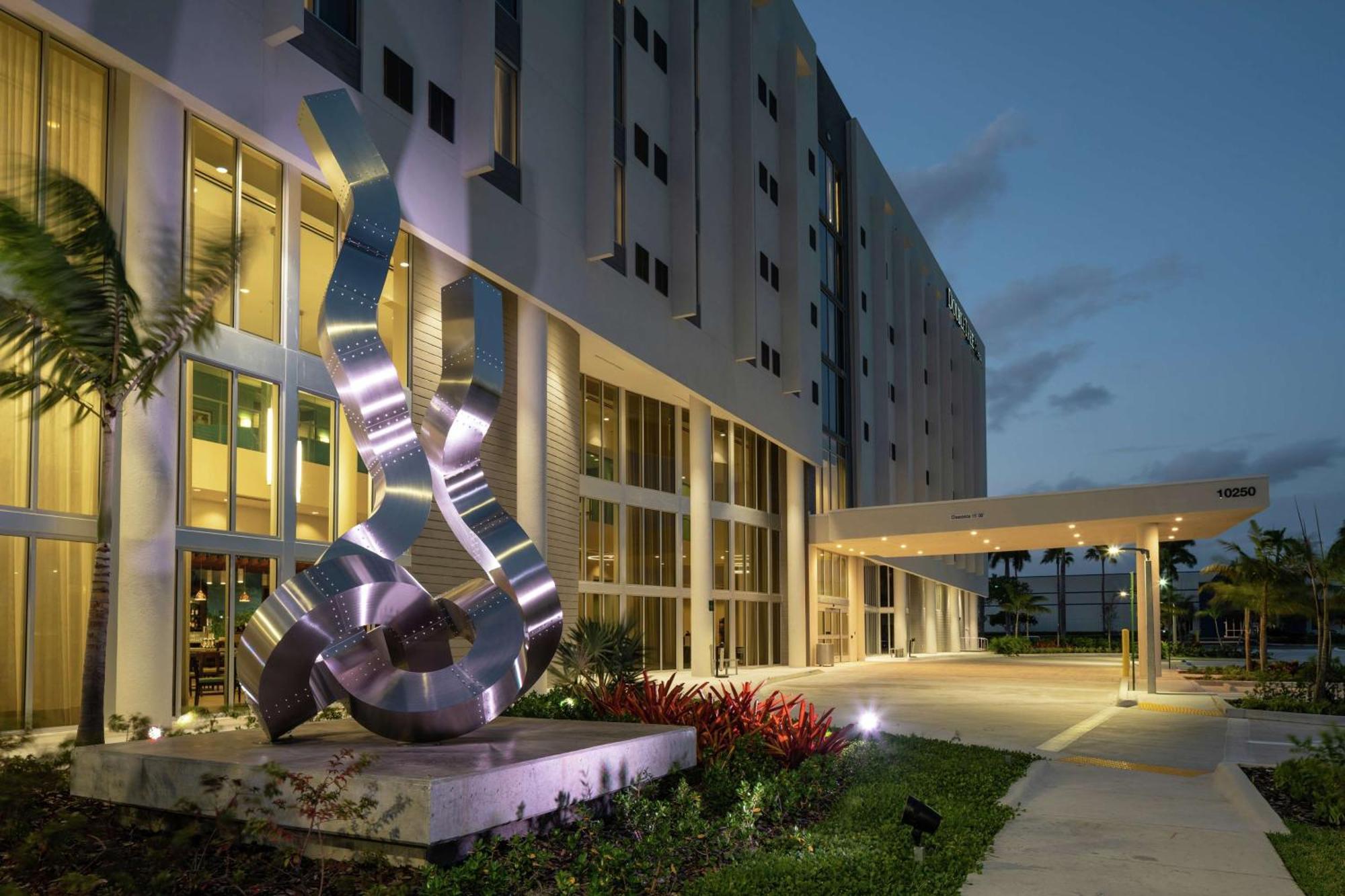 Doubletree By Hilton Miami Doral Hotel Sweetwater Exterior foto